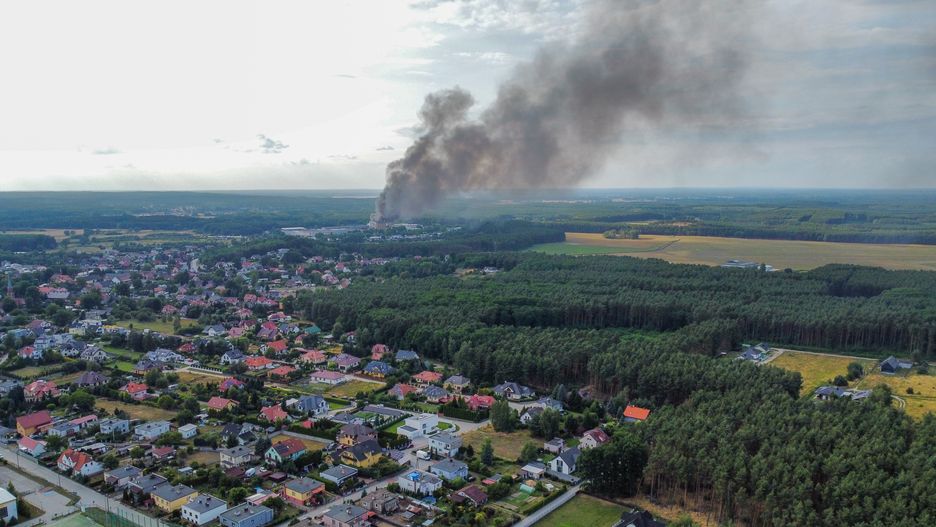 po�ar
Zielona G�ra, 22.07.2023. Po�ar hali, w kt�rej sk�adowane by�y substancje niebezpieczne w zielonog�rskim Przylepie, 22 bm. Stra� Po�arna zaapelowa�a do okolicznych mieszka�c�w o pozostanie w domach i szczelne zamkni�cie okien i drzwi. (jm) PAP/Lech Muszy�ski
Lech Muszy�ski
chemiczne, dym, niebiezpieczne, odpady, ogie�, po�ar, Przylep, rakotw�rcze