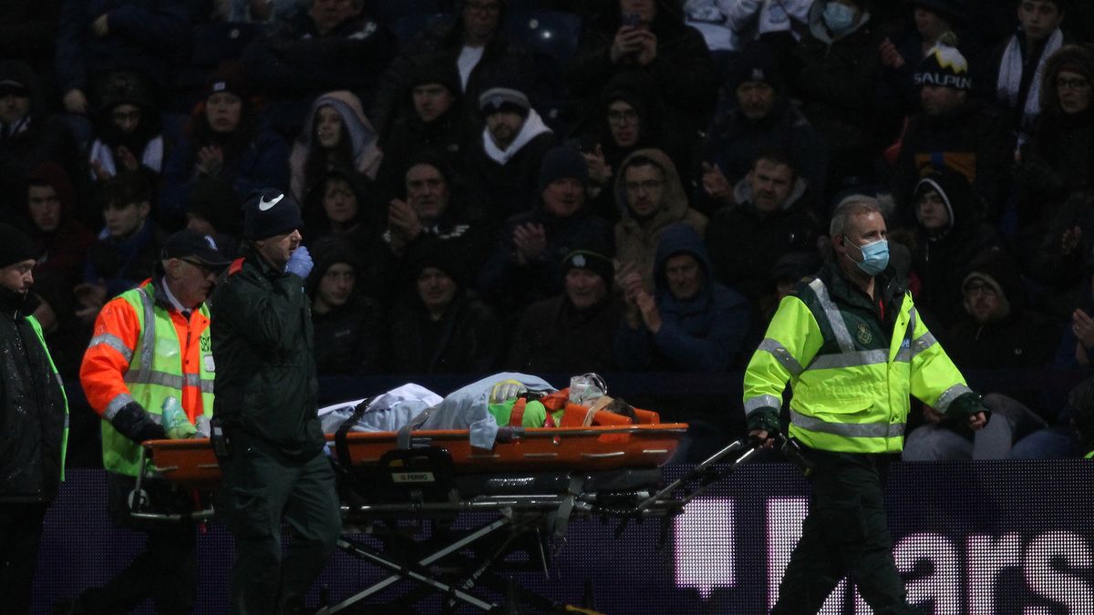 Zdjęcie okładkowe artykułu: Getty Images /  Mick Walker - CameraSport / Daniel Grimshaw opuszcza boisko na noszach podczas meczu Preston North End - Blackpool, 5 kwietnia 2022.