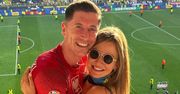 Anna Lewandowska wtula się w Roberta, publikując z nim zdjęcie zaraz po meczu. Uroczo? (FOTO)