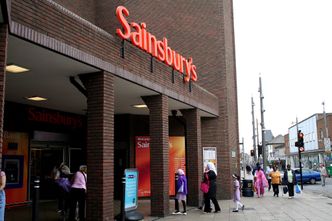 Koronawirus. Wielka Brytania otwiera sklepy