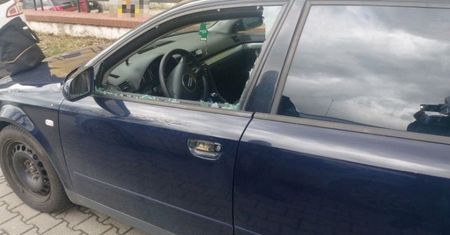 Babcia zatrzasnęła wnuka w aucie. Interweniowała policja