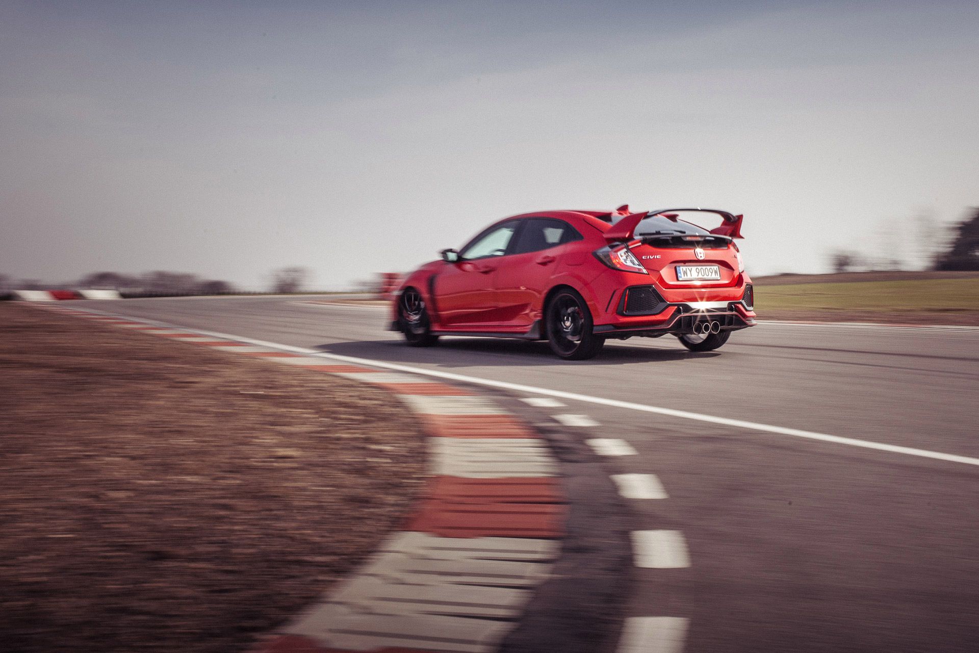 Masywny spoiler i dubeltówka rur wydechowych. Type-R to król trackdayów, nie tylko z wyglądu .