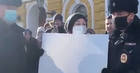 Wyszła na ulicę z białą kartką. Została aresztowana. "Witamy w Rosji"