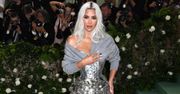 Kim Kardashian zaprezentowała talię osy na MET Gali. Fani martwią się o jej zdrowie: "Gdzie się podziały jej żebra?" (ZDJĘCIA)