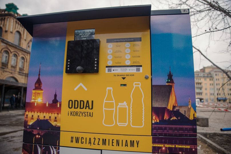 Warszawa. W stolicy działa 10 recyklomatów na szkło, plastik i aluminium