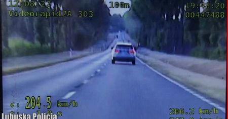 Kierowca lexusa pędził ponad 200 km/h. Dostał słony mandat