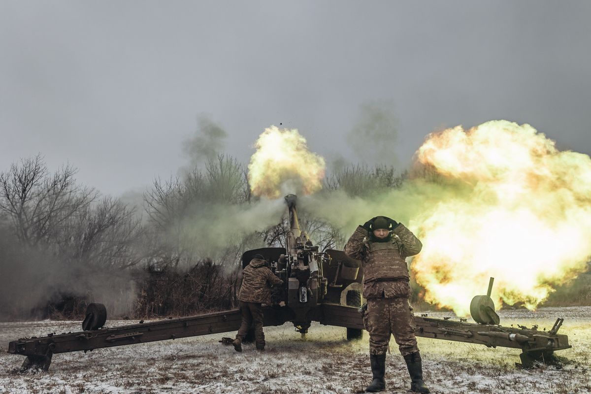 Ukraińscy artylerzyści pod Marijnką w Donbasie
