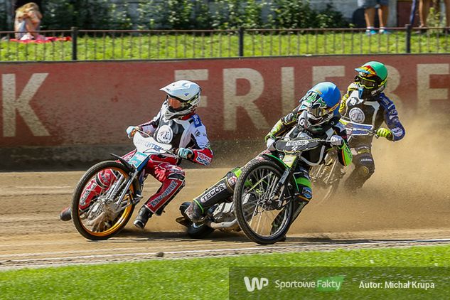 Bastian Borke (niebieski) w starciu z Danielem Jeleniewskim (biały)