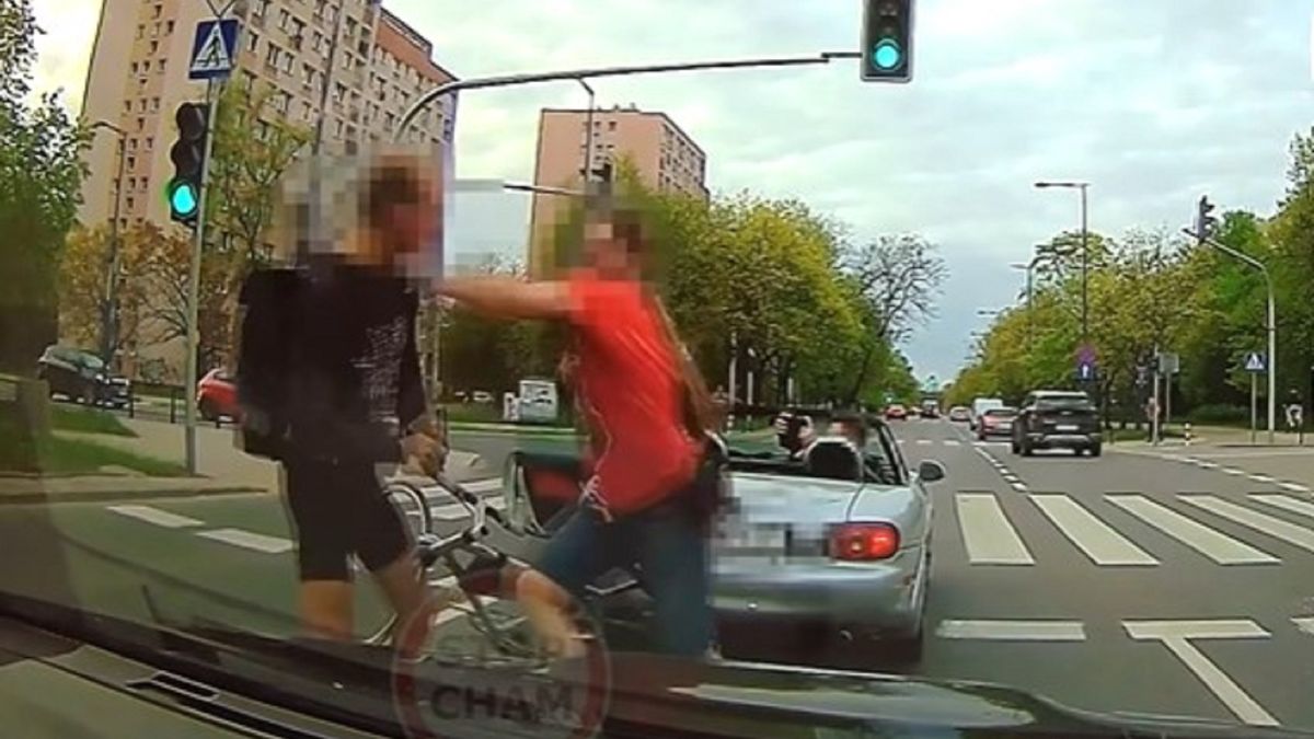 Bójka rowerzysty z kierowcą w Warszawie.