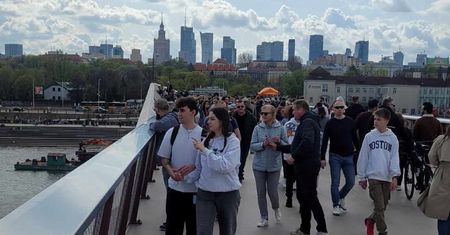 Krytykowana kładka jest oblegana. Tak było w sobotę