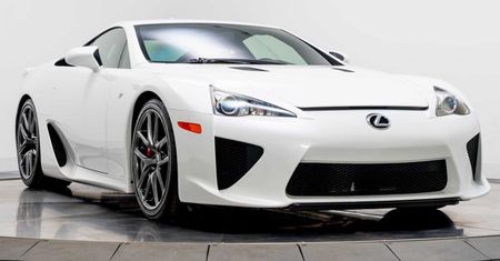 Lexus LFA, który należał do Paris Hilton może być twój. Niestety nie jest tani