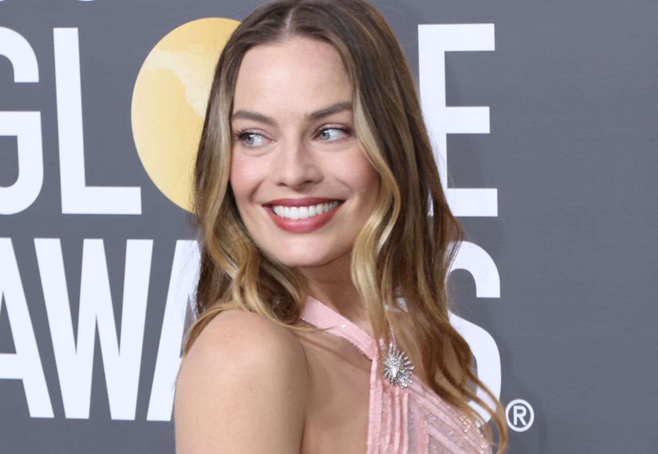 Niepozorna suknia a kilkaset godzin pracy. Margot Robbie w pudrowym różu na Złotych Globach