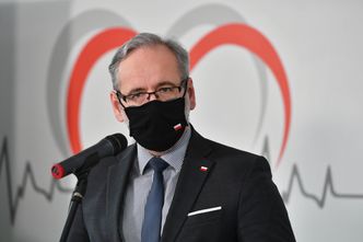 Obostrzenia. Niedzielski zapowiada zmiany: dzieci z klas 1-3 wracają po majówce do szkół. Szpitale wznowią zabiegi planowane