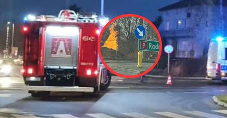 Słup ognia przy drodze. Akcja straży, pracownik poparzony
