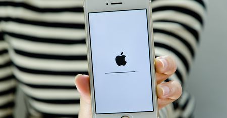 Użytkownicy starszej wersji iOS-a bez dostępu do usług Apple. Nie działa  nawet sklep z aplikacjami