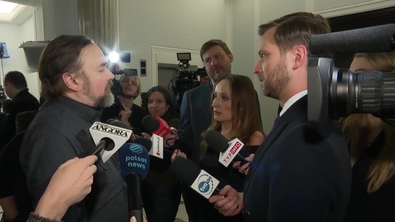 Poseł PiS mówił przez drzwi: proszę otworzyć, policja. Teraz twierdzi, że “nie podawał się za policjanta”