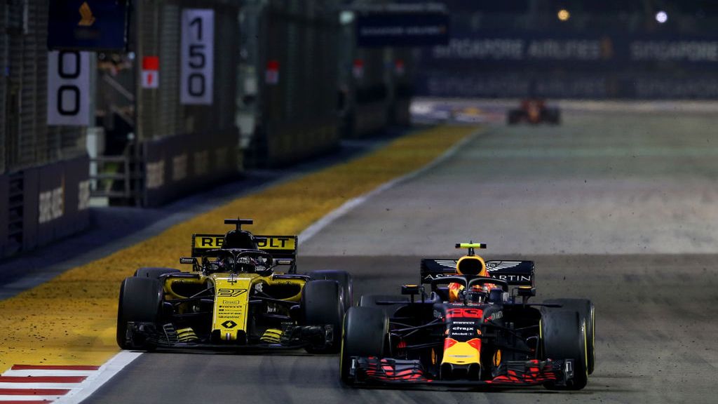 Max Verstappen przed Nico Hulkenbergiem podczas GP Singapuru