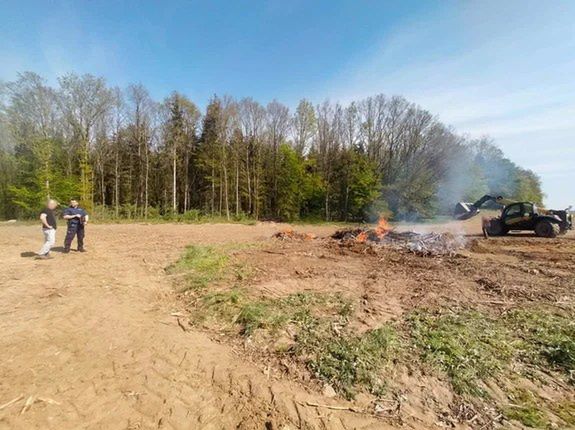Chciał uporządkować pole, niemal wywołał pożar lasu. Dzięki dzielnicowym nie doszło do tragedii