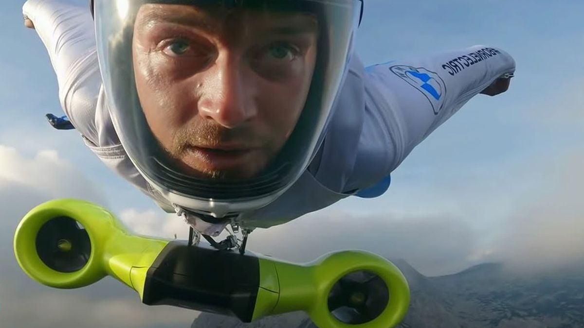 Peter Salzmann w wingsuicie z silnikiem BMW