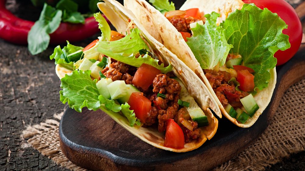 Taco twarde z wołowiną, serem i sałatą