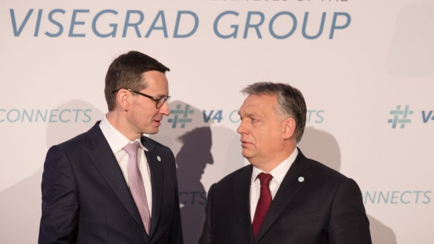 Mateusz Morawiecki i Victor Orban podkreślają, że pomagać należy "na miejscu". Nie chcą ściągać imigrantów