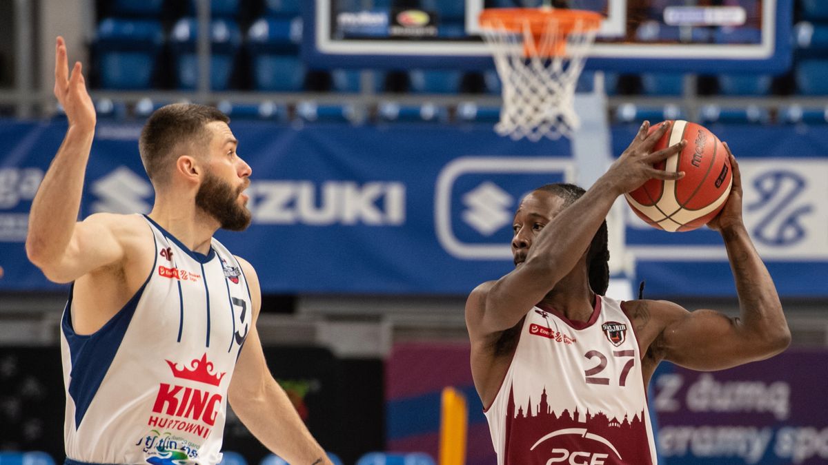 Na zdjęciu od lewej: Andrzej Mazurczak i Courtney Fortson podczas meczu King Szczecin - PGE Spójnia Stargard