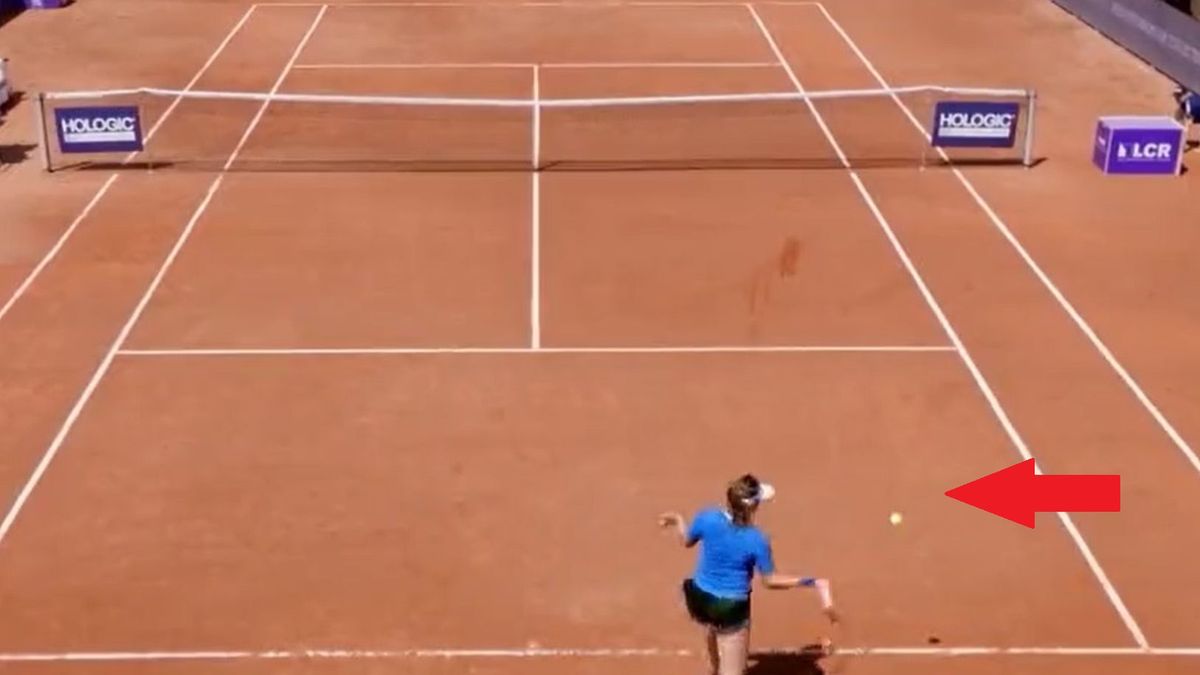 Twitter / WTA / Na zdjęciu: kończące uderzenie Pawluczenkowej w meczu z Linette