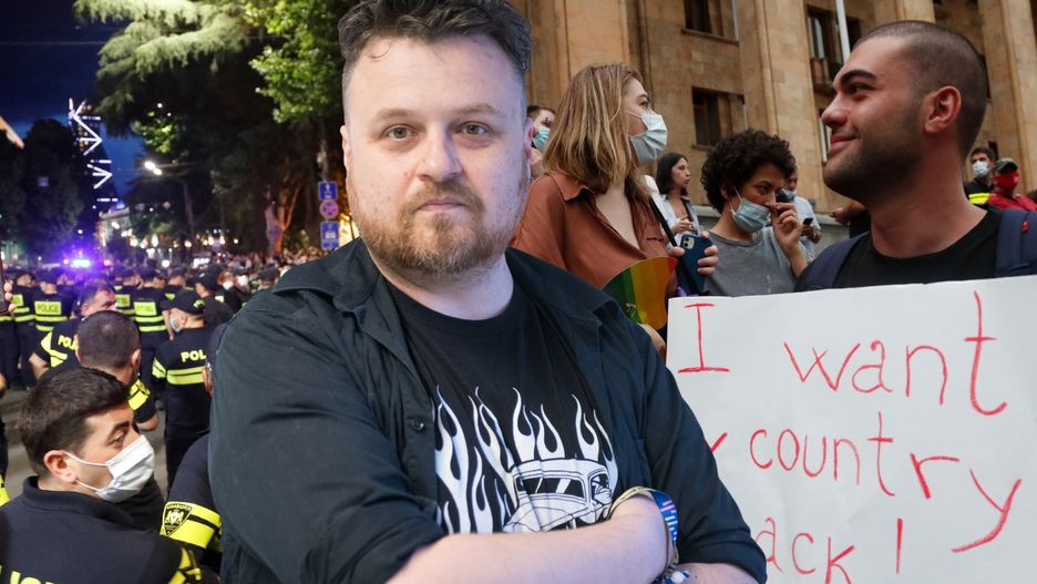 Ziemowit Szczerek o reakcji Ambasady RP w Gruzji (a raczej jej braku). W tle zdjęcia  z manifestacji po zamieszkach w Tbilisi, w wyniku których ranny został polski turysta