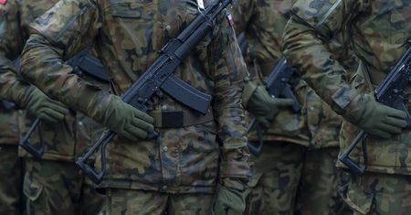 "Skandaliczny". Błaszczak wskazał go palcem w spocie, mamy reakcję