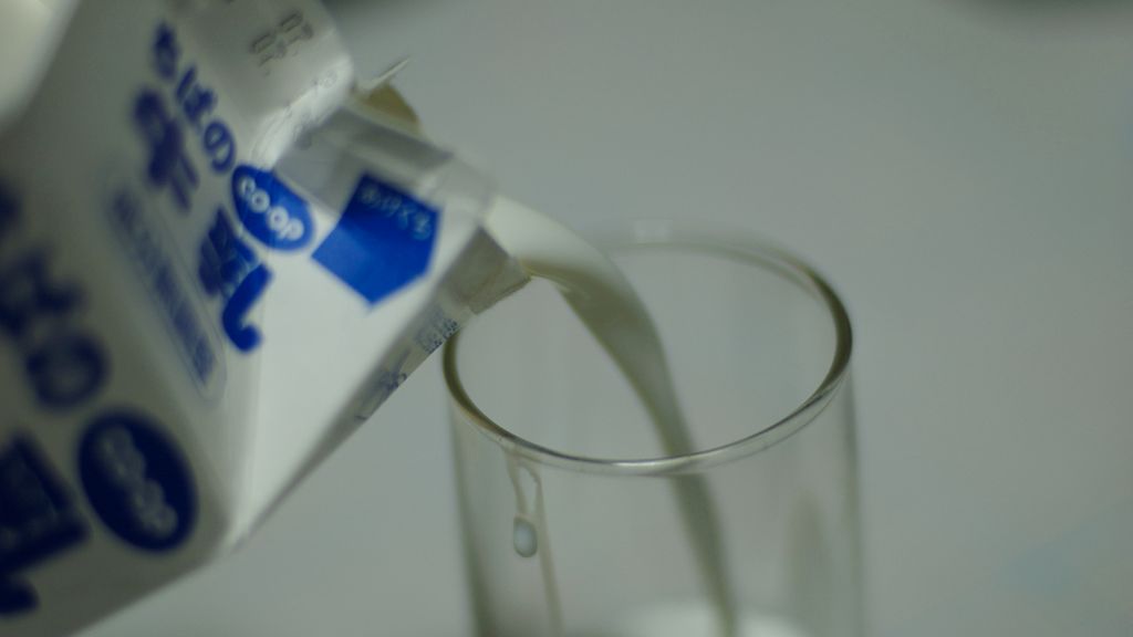 Mleko o niskiej zawartości tłuszczu (1%) z dodatkiem odtłuszczonego mleka w proszku oraz witaminami A i D