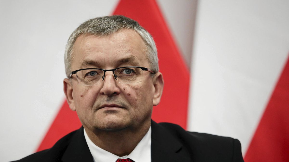 Andrzej Adamczyk, minister infrastruktury, uczestniczył w środę w podpisaniu umów