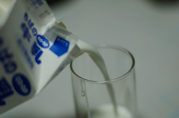 Mleko o niskiej zawartości tłuszczu (1%) z dodatkiem odtłuszczonego mleka w proszku oraz witaminami A i D