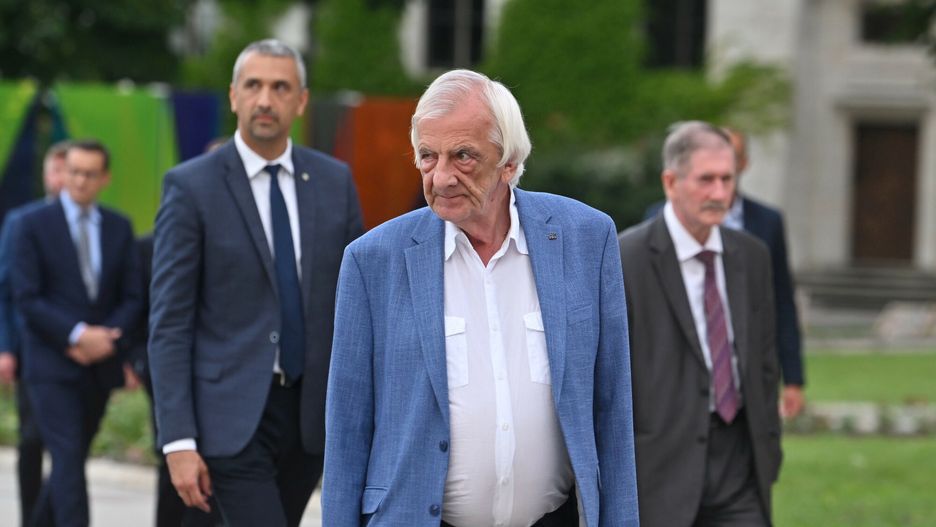 Miesi?cznica pogrzebu pary prezydenckiej na Wawelu
Fot. Artur Barbarowski/East News Krakow 18.07.2023. Kolejna miesiecznica katastrofy smolenskiej na Wawelu. Politycy PiS przyjechali aby zlozyc kwiaty na sarkofagu Lecha i Marii Kaczynskich. 
N/z: Marek Pek, Ryszard Terlecki
Artur Barbarowski