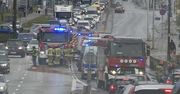 Warszawa: Zderzenie dwóch aut na Łopuszańskiej. Trójka dzieci poszkodowana