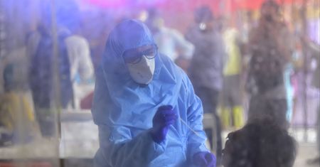 Koronawirus. Supernosiciel w zakładach mięsnych. Zarażał nawet osoby stojące 8 metrów dalej