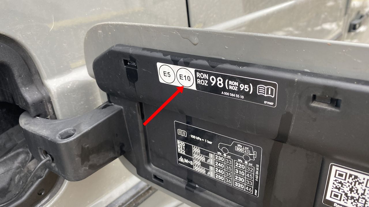 We współczesnych samochodach można pod klapką znaleźć znak E10, co oznacza, że producent dopuszcza stosowanie tej benzyny