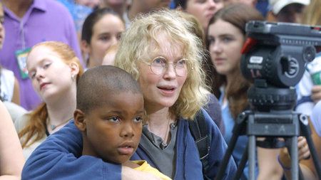 Na zdjęciu Mia Farrow z synem