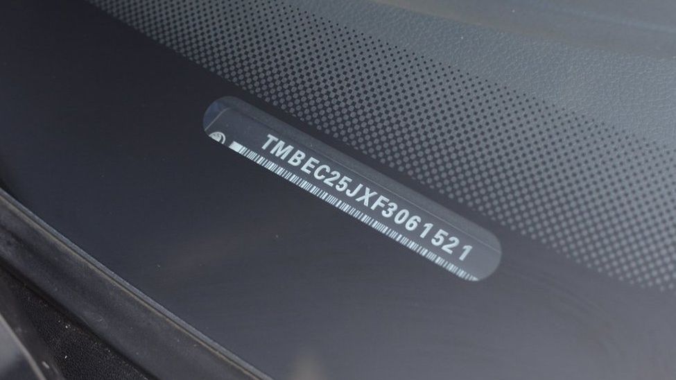 Numer VIN przy szybie samochodu