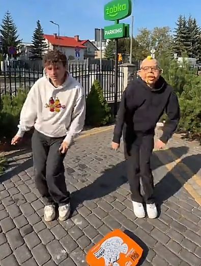 Bartek i "Junior" tańczą do piosenki AI o pizzy