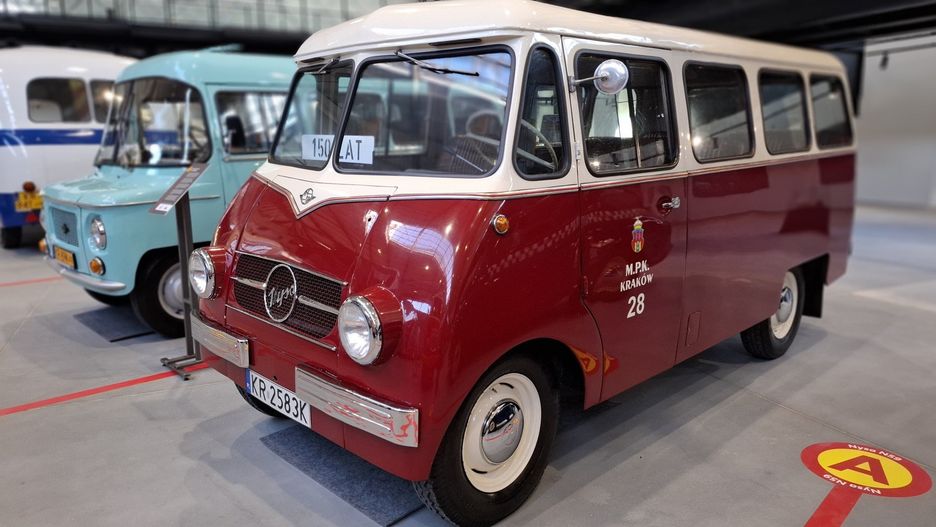 Przystanek Jubileusz. Pokaz zabytkowych autobusów na 150-lecie komunikacji miejskiej w Krakowie