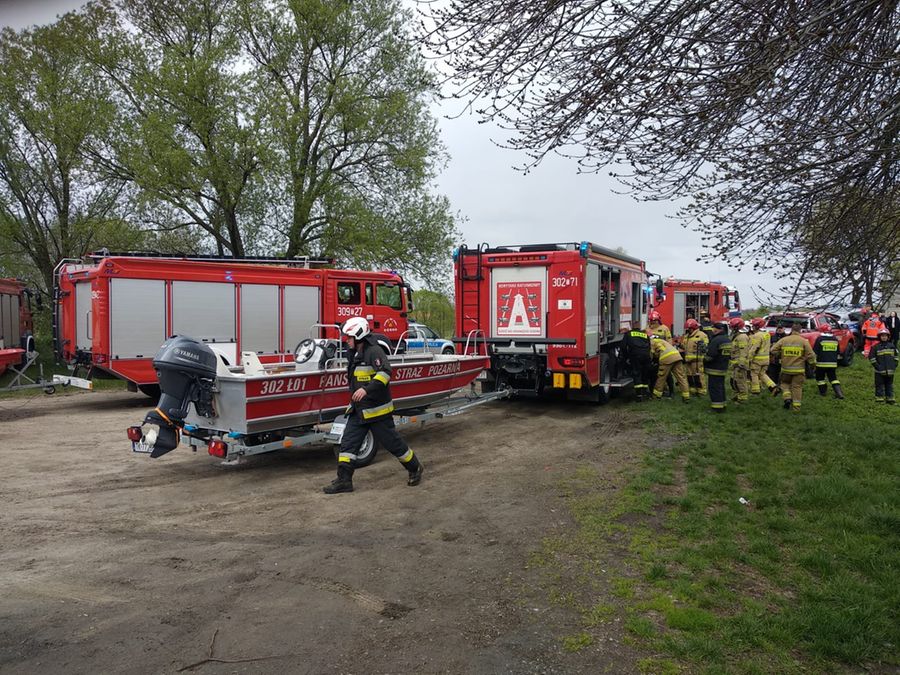 Auto wjechało do stawu
