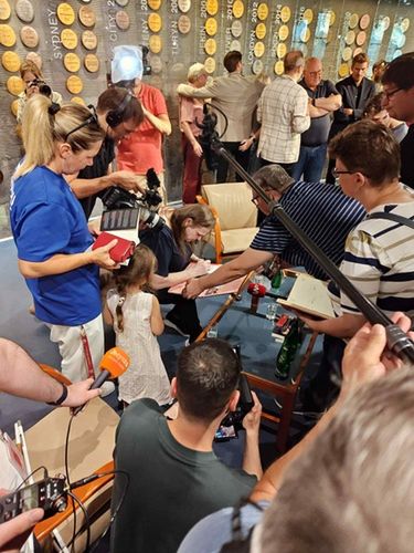 Dawid Góra/Agata Wróbel rozdaje autografy fanom