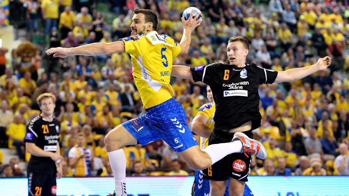 PAP / Piotr Polak / Na zdjęciu: Michał Jurecki (z piłką) i Philip Henningsson 