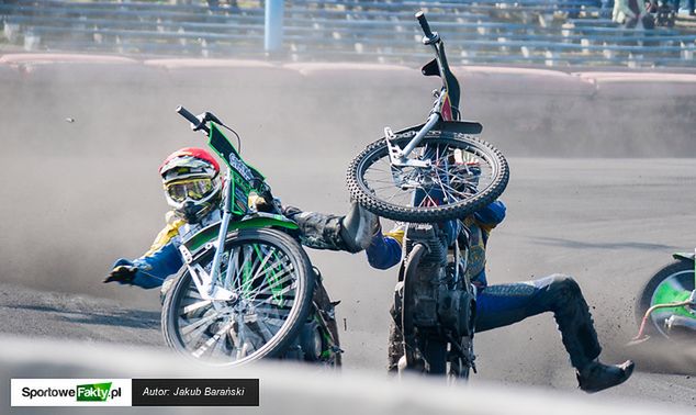 Adrian Szewczykowski (z prawej) z dużą prędkością wpadł w leżące pod bandą motocykle