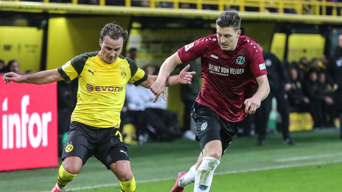 PAP/EPA / ARMANDO BABANI  / Na zdjęciu: Kevin Wimmer (z prawej) oraz Mario Goetze