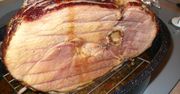 Pieczona peklowana szynka wieprzowa z kością (bez tłuszczu) z dodatkiem wody