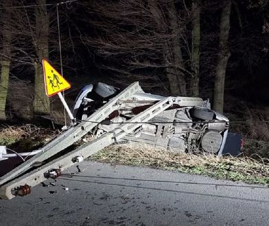 Straszliwy wypadek pod Opolem. Jechał tak szybko, że złamał betonowy słup
