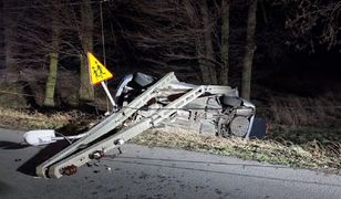 Straszliwy wypadek pod Opolem. Jechał tak szybko, że złamał betonowy słup