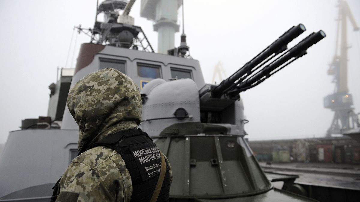 Ukraiński żołnierz patroluje okręt wojenny w porcie w Mariupolu 