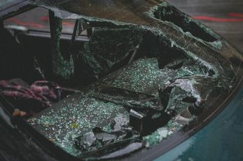 Poważny wypadek w Radzionkowie. Po zderzeniu trzech aut, jedna osoba trafiła do szpitala